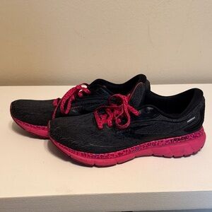 Brooks Women's Athletic Shoes in Black and Pink